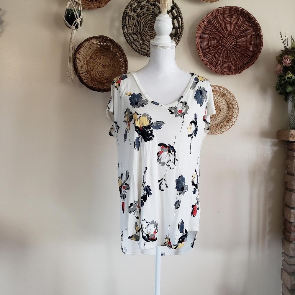 🌞$20 for 4🌞 24/7 Maurices Scoop Neck Floral Tee